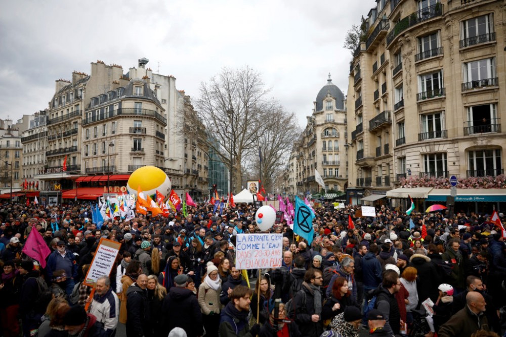Ceva se întâmplă în Europa: Grecia, Franţa şi Italia au fost paralizate de greve şi proteste